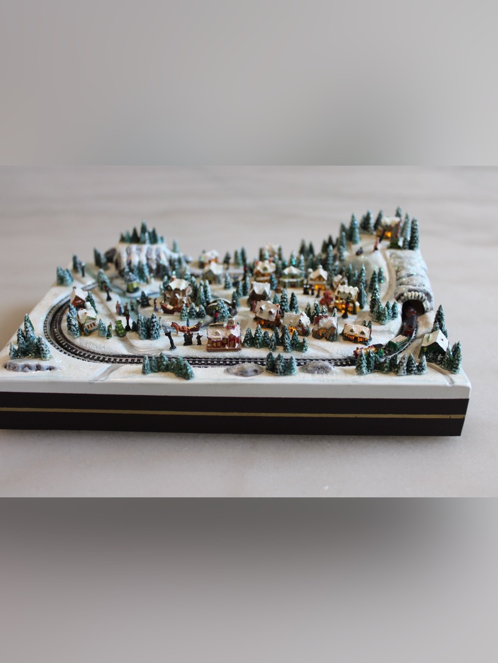 Thomas Kinkade Christmas Crossing Hawthorne Village Animated Illuminated Train